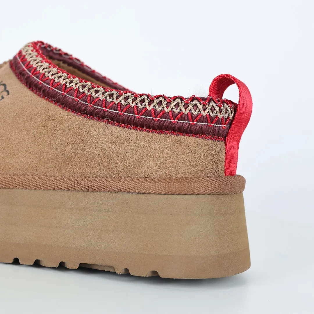 Copy price 💰560 Core recommendation of good price 5cm thick sole, independently developed original outsole, cashmere insole, keeping warm in winter, suitable for home use. In the new year, uug launched a style series, which is partially geared towards the preferences of young consumers. It has also moved to the forefront of fashion trends. Shoe body material, water-repellent coated suede upper, 17 mm UGGPURE™ implanted wool insole, lightweight non-slip and comfortable rubber outsole, with brand LOGO and trademark, with full package Size: 35 36 37 38 39 40